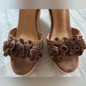 Cute Light Brown Wedge Sandals With Suede Straps & Flowers & Rope Wedge, Sz 6.5